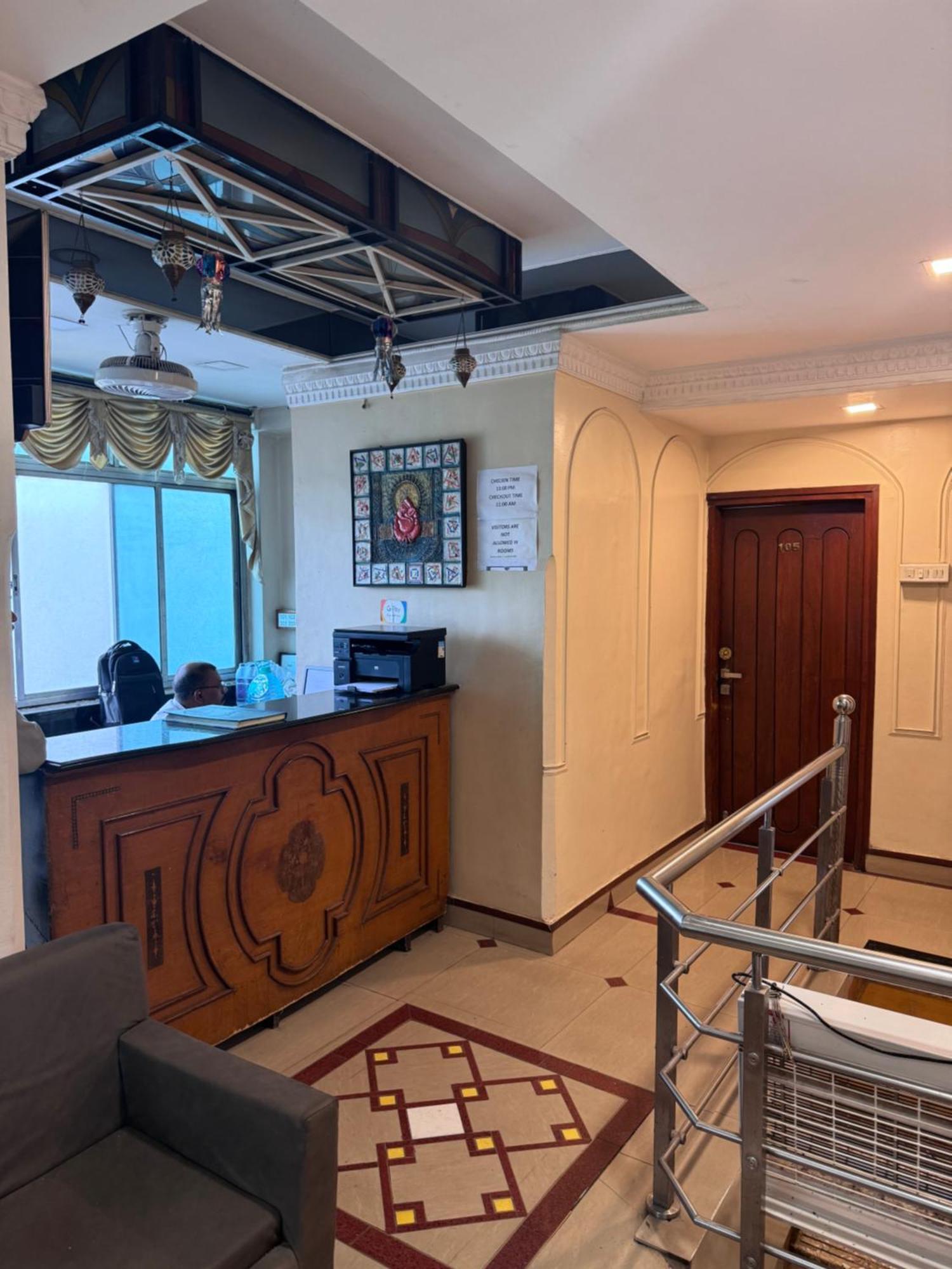 Hotel Tushar プネ エクステリア 写真